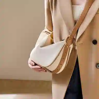 纳兰杜 饺子包女通勤实用高级感百搭潮流女包时尚少女包 牛皮合成革 单肩斜挎包腋下包 大号 女款 米白拼棕