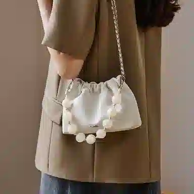 纳兰杜 女包新中式缎面百搭潮流实用女生精致包包 牛皮 链条包云朵包腋下包单肩斜挎包 迷你 女款 太空银/奶昔白/橄榄绿