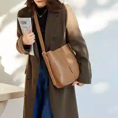 纳兰杜 大容量百搭磁扣开合 牛皮 水桶包斜挎单肩包 大号 女款 可可棕/米白拼杏