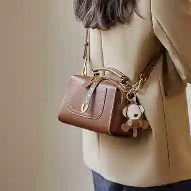 纳兰杜 女包百搭休闲通勤女士潮流简约高级感时尚包包 牛皮拼合成革 波士顿包手提包单肩斜挎包 小号 女款 咖色