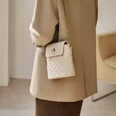 纳兰杜 女包小众优雅时尚链条包百搭通勤高级感个性精致实用 头层牛皮 斜挎包水桶包 小号 女款 米白色/大象灰