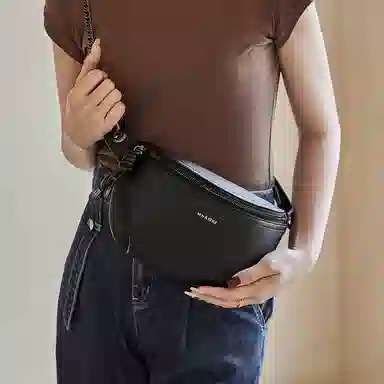 纳兰杜 大容量休闲通勤百搭款简约潮流时尚女包实用 牛皮合成革 胸包腰包单肩斜挎包 中号 女款 子夜黑/咖色