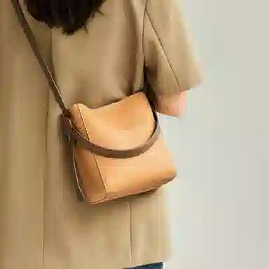 纳兰杜 大容量夏季百搭实用通勤纯色手提包时尚潮流女包 牛皮 水桶包斜挎包单肩包 小号 女款 米白色 / 奶茶色 /盐卡色
