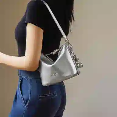 纳兰杜 百搭小众高级设计感精致潮流 合成革 腋下包单肩斜挎包饺子包 常规 女款 太空银/燕麦色