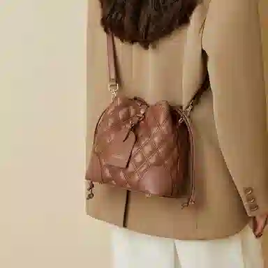 纳兰杜 包包女包百搭菱格潮流高颜值小众品牌 牛皮 水桶包斜挎包单肩包通勤包 中号 女款 米白拼咖/可可棕