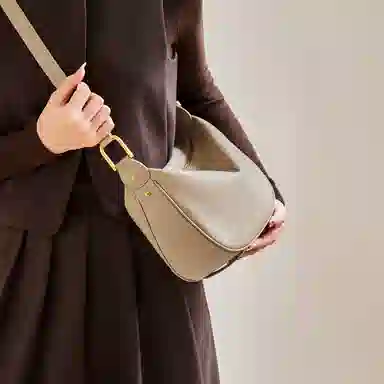 纳兰杜 时尚小众设计女包法式潮流饺子包女高级感通勤实用包包 牛皮合成革 斜挎包单肩包腋下包新月包 女款 燕麦色