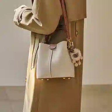 纳兰杜 高级感水桶包简约潮流百搭时尚通勤女包 头层牛皮拼合成革 手提包单肩包 迷你 女款 米白拼咖色