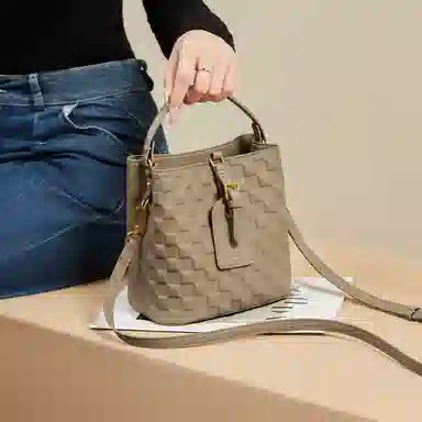 纳兰杜 洋气精致休闲高级感 头层牛皮 水桶包手提包 迷你 女款 米白拼棕/大象灰