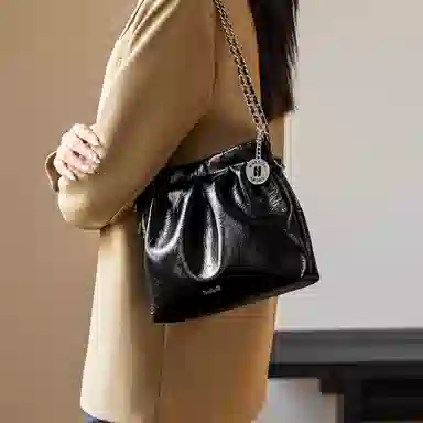 纳兰杜 潮流百搭时尚褶皱少女链条垃圾袋包 合成革 水桶包单肩包流浪包 常规 女款 子夜黑/米白色