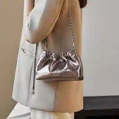 纳兰杜 女包百搭潮流甜酷小众设计感精致褶皱包包 牛皮 链条包云朵包单肩斜挎包 迷你 女款 金枪色