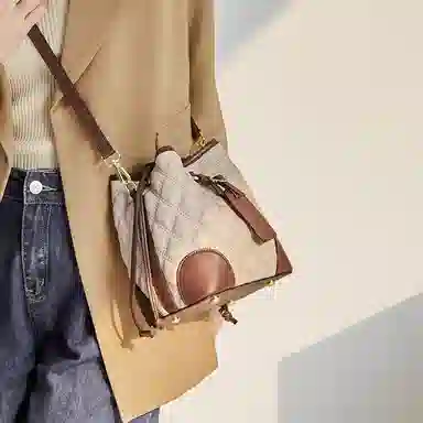 纳兰杜 包包女包百搭菱格潮流高颜值小众品牌 牛皮 水桶包斜挎包单肩包通勤包 中号 女款 米白拼咖/可可棕