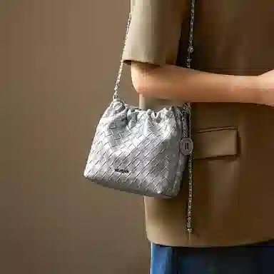 纳兰杜 潮流时尚百搭编织设计褶皱包 牛剖层革拼合成革 链条包斜挎包单肩包 小号 女款 子夜黑/米白色/太空银