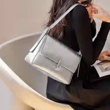 纳兰杜 百搭时尚夏天潮流通勤 牛皮 斜挎包单肩包小方包腋下包 常规 女款 极光银/子夜黑