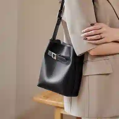 纳兰杜 女包 夏天高颜值百搭通勤休闲潮流简约包包 牛皮拼合成革 水桶包单肩包腋下包斜挎包 小号 女款 米白拼杏色