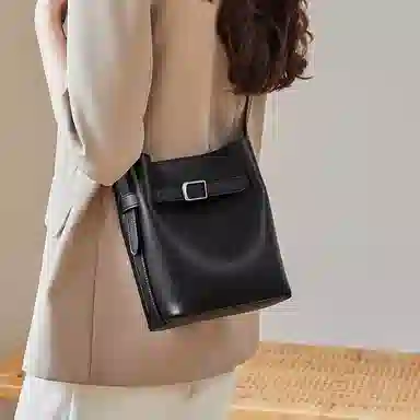 纳兰杜 女包 夏天高颜值百搭通勤休闲潮流简约包包 牛皮拼合成革 水桶包单肩包腋下包斜挎包 小号 女款 米白拼杏色