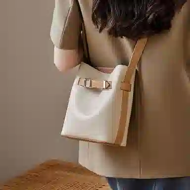 纳兰杜 包包女通勤百搭高级感简约精致休闲女包 牛皮拼合成革 水桶包单肩斜挎包 中号 女款 子夜黑