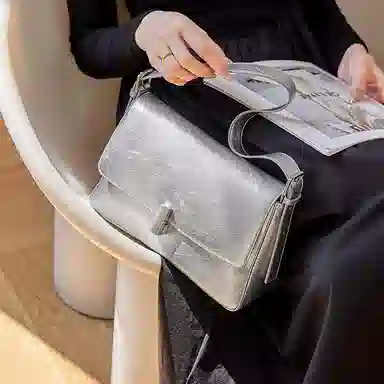 纳兰杜 百搭时尚夏天潮流通勤 牛皮 斜挎包单肩包小方包腋下包 常规 女款 极光银/子夜黑