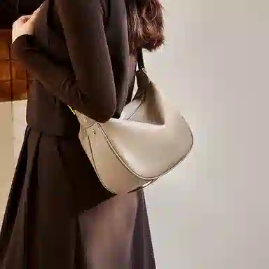 纳兰杜 时尚小众设计女包法式潮流饺子包女高级感通勤实用包包 牛皮合成革 斜挎包单肩包腋下包新月包 女款 燕麦色