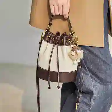 纳兰杜 百搭小众设计潮流时尚高颜值 牛皮 水桶斜挎手提单肩包 迷你 女款 米白拼咖