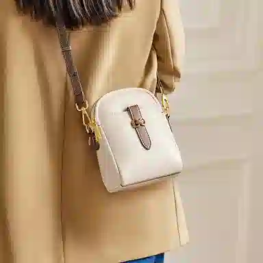 纳兰杜 原创五金设计时尚高级质感拉链开合 牛皮 斜挎单肩包手机包 迷你 女款 奶酪白配咖色/咖色