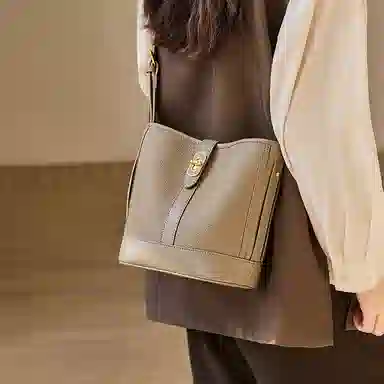 纳兰杜 女包百搭女士休闲简约实用品牌包包 头层牛皮拼合成革 水桶包通勤包单肩包斜挎包 女款 大象灰 小号
