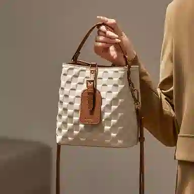 纳兰杜 洋气精致休闲高级感 头层牛皮 水桶包手提包 迷你 女款 米白拼棕/大象灰