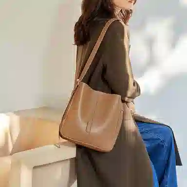 纳兰杜 大容量百搭磁扣开合 牛皮 水桶包斜挎单肩包 大号 女款 可可棕/米白拼杏