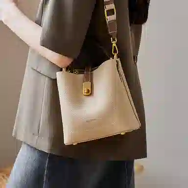 纳兰杜 休闲百搭通勤实用洋气轻复古女包 头层牛皮拼合成革 水桶包单肩斜挎包手提包 常规 女款 奶茶拼棕/金棕色