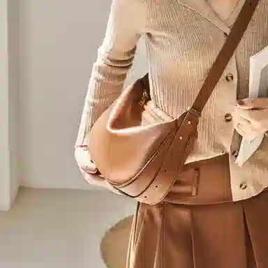 纳兰杜 包包女包时尚百搭女高级感女生腋下包潮流软皮牛皮斜挎包单肩包 大号 女款焦糖棕/子夜黑