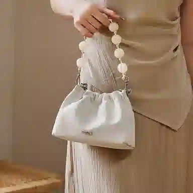 纳兰杜 女包新中式缎面百搭潮流实用女生精致包包 牛皮 链条包云朵包腋下包单肩斜挎包 迷你 女款 太空银/奶昔白/橄榄绿