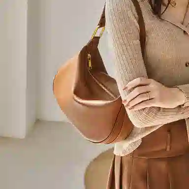 纳兰杜 包包女包时尚百搭女高级感女生腋下包潮流软皮牛皮斜挎包单肩包 大号 女款焦糖棕/子夜黑