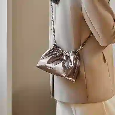 纳兰杜 女包百搭潮流甜酷小众设计感精致褶皱包包 牛皮 链条包云朵包单肩斜挎包 迷你 女款 金枪色