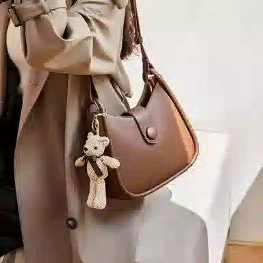 纳兰杜 时尚高级感潮流百搭高颜值设计感 牛皮 水桶包马鞍包斜挎单肩包 女款 米白色