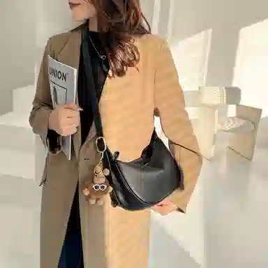 纳兰杜 包包女高颜值潮流百搭休闲高级感简约女包通勤 牛皮 饺子包新月包斜挎单肩包 中号 女款 燕麦色