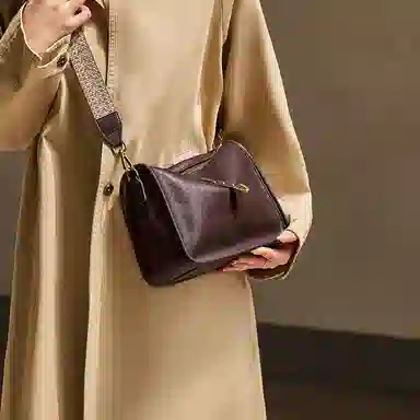 纳兰杜 高级通勤百搭软皮休闲简约 牛皮拼合成革 斜挎包 中号 女款 植鞣咖色