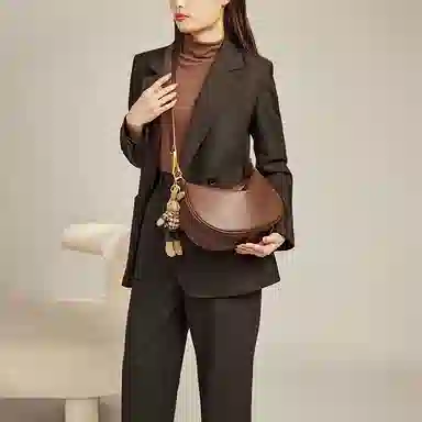 纳兰杜 高级感小众潮流高颜值百搭休闲通勤 牛皮拼合成革 饺子包单肩斜挎包 中号 女款 摩卡咖色/子夜黑色