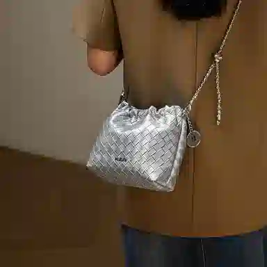 纳兰杜 潮流时尚百搭编织设计褶皱包 牛剖层革拼合成革 链条包斜挎包单肩包 小号 女款 子夜黑/米白色/太空银