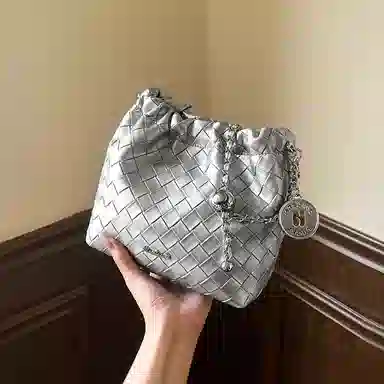 纳兰杜 潮流时尚百搭编织设计褶皱包 牛剖层革拼合成革 链条包斜挎包单肩包 小号 女款 子夜黑/米白色/太空银