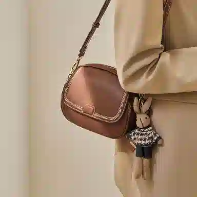 纳兰杜 包包时尚百搭通勤女士精致品牌女包 牛皮 小圆包斜挎包单肩包 小号 女款 子夜黑/米白拼棕/咖色