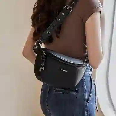 纳兰杜 大容量休闲通勤百搭款简约潮流时尚女包实用 牛皮合成革 胸包腰包单肩斜挎包 中号 女款 子夜黑/咖色