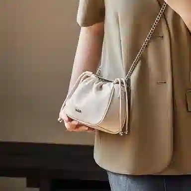 纳兰杜 链条小众百搭潮流少女包包 牛皮 腋下包云朵包斜挎包单肩包 小号 女款 米白色/燕麦色