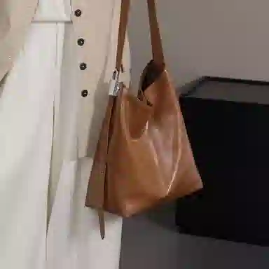 纳兰杜 通勤美拉德复古简约松弛感 牛皮拼合成革 水桶包单肩包 大号 女款 棕色/黑色