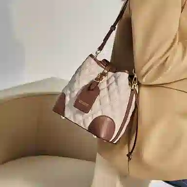 纳兰杜 包包女包百搭菱格潮流高颜值小众品牌 牛皮 水桶包斜挎包单肩包通勤包 中号 女款 米白拼咖/可可棕