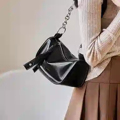 纳兰杜 女包潮流百搭女生包包高级感小众品牌 牛皮 枕头包单肩包斜挎包 中号 女款 子夜黑/棕色