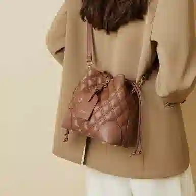 纳兰杜 包包女包百搭菱格潮流高颜值小众品牌 牛皮 水桶包斜挎包单肩包通勤包 中号 女款 米白拼咖/可可棕