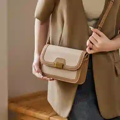 纳兰杜 高级感时尚百搭包包撞色小众设计夏天真皮女包 头层牛皮 斜挎包小方包豆腐包单肩包 中号 女款 米白拼杏