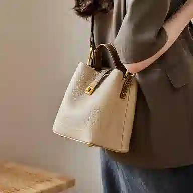 纳兰杜 休闲百搭通勤实用洋气轻复古女包 头层牛皮拼合成革 水桶包单肩斜挎包手提包 常规 女款 奶茶拼棕/金棕色