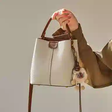 纳兰杜 高级感水桶包简约潮流百搭时尚通勤女包 头层牛皮拼合成革 手提包单肩包 迷你 女款 米白拼咖色