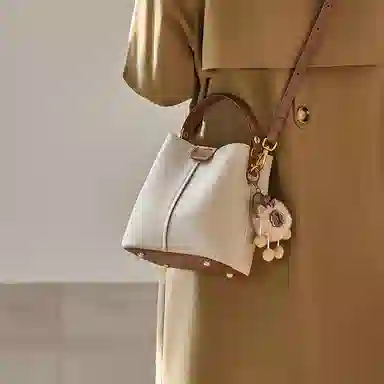 纳兰杜 高级感水桶包简约潮流百搭时尚通勤女包 头层牛皮拼合成革 手提包单肩包 迷你 女款 米白拼咖色