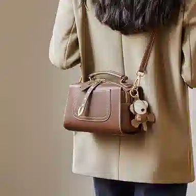 纳兰杜 女包百搭休闲通勤女士潮流简约高级感时尚包包 牛皮拼合成革 波士顿包手提包单肩斜挎包 小号 女款 咖色